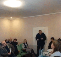 ウクライナの村議会で議員が  手榴弾をポトポトと投げる動画